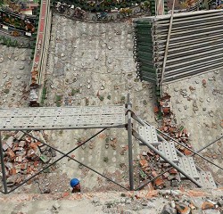 鷹架與構造物間距安全示意圖
